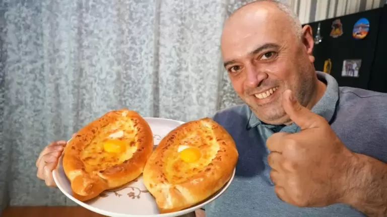Гарик с двумя аджарскими хачапури на тарелке — кадр из видео «В гостях у Гарика»